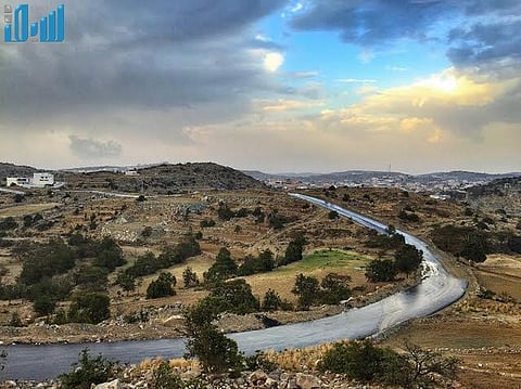 شاهد.. "سبق" ترصد قطرات المطر على الشريط السياحي الجنوبي بالنماص