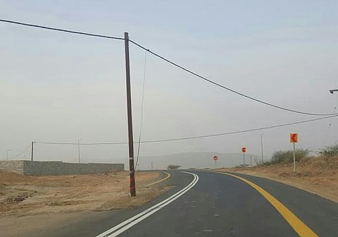 مواطن يوثق عمود كهرباء يتوسط الطريق بقرية "المبيت" بالعارضة