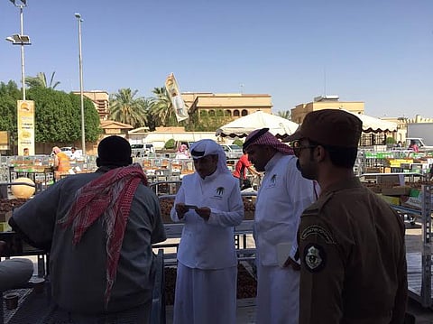 فرع "العمل" بالقصيم: رصدنا مخالفات بتمور عنيزة