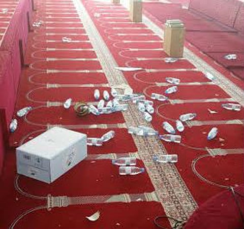 شـاهد.. مجهولون يعتدون على جامع ومسجد بتيماء