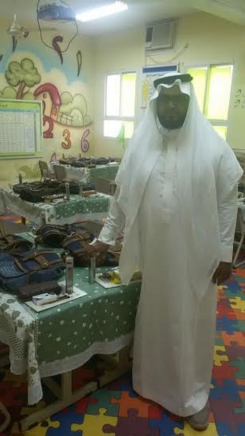 شاهد .. مدير مدرسة يهدي مستلزمات الدراسة لأبناء المرابطين والأيتام