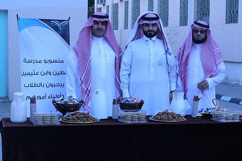 متوسطة وثانوية بالطائف تستقبلان الطلاب بالتمور والقهوة