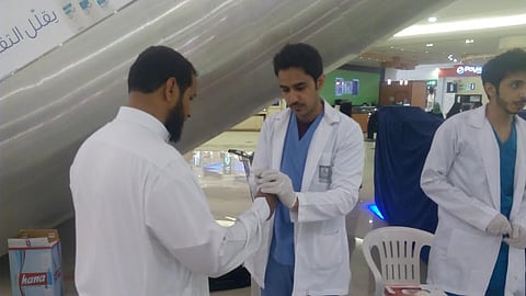 "عناية عسير" تشجع 70 زائراً لمركز تجاري للتبرع بدمائهم