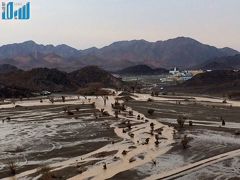 بالصور.. هطول أمطار غزيرة على بعض مراكز العيص