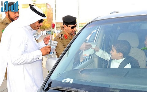 شاهد.. مرور الرياض يستقبل العام الدراسي بباقات من الورود