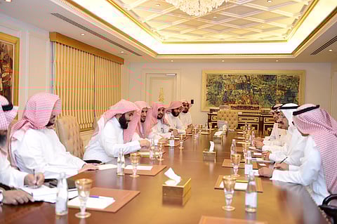 "وزير العدل" يناقش تطوير الخدمات الإلكترونية مع برنامج "يسر"