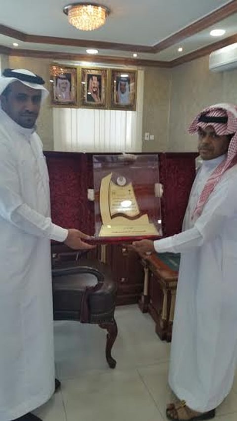 شباب الحرجة بظهران الجنوب يُكَرّمون رئيس البلدية