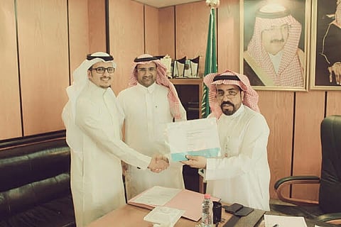 بنك الدم المركزي بالطائف يحصل على شهادة الاعتراف من كلية أمريكية