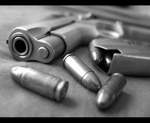 مواطن يفتح النار على زوجته ويرديها قتيلة.. والدافع مجهول