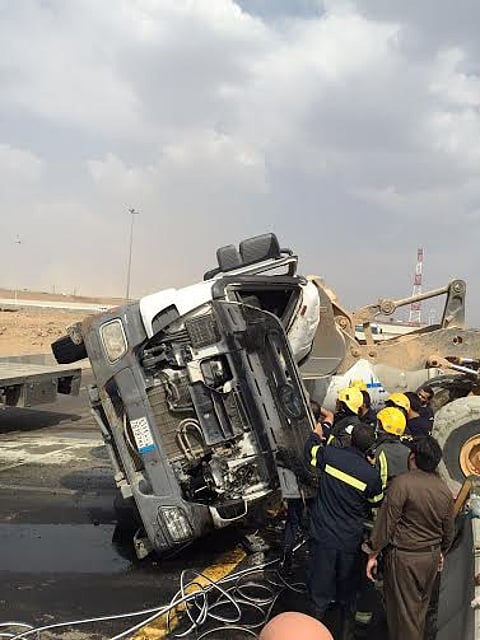 حادث انقلاب شاحنة بالمهد يتسبب في إصابة سائقها
