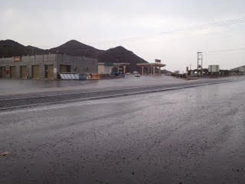 أمطار متوسطة على محافظات المدينة.. و "المدني" يحذر