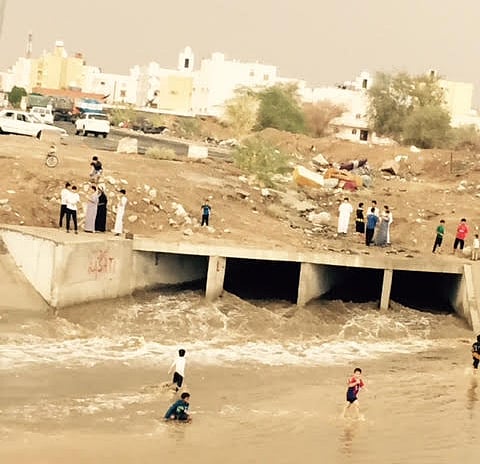 شاهد.. أمطار مكة تغرق الشوارع وقنوات التصريف تفشل مجدداً