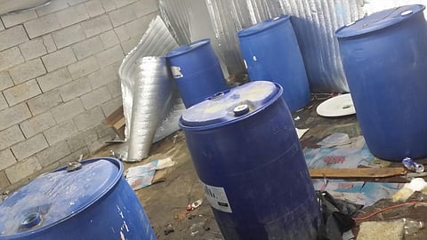 ضبط خمسة بنجلاديشيين يديرون مصنعًا للعرق والخمر بمكة