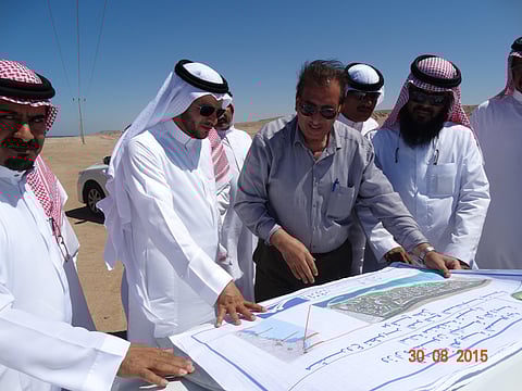 رئيس بلدية حقل يطمئن على مشروعات المحافظة