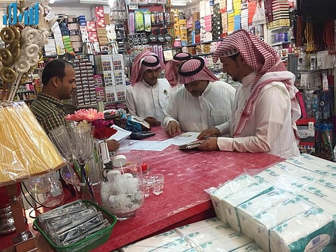 ضبط عدة مخالفات على محلات الجوالات والمستلزمات الرجالية بالقريات