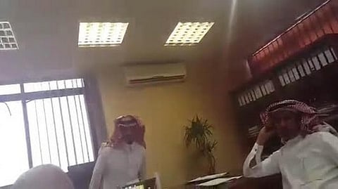 بالفيديو.. مسؤول بأمانة الطائف يتطاول على مراجع ويطرده من مكتبه