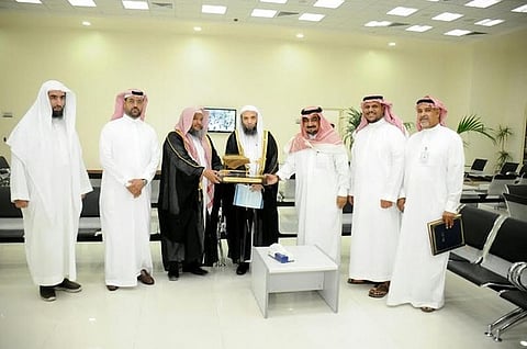 إمام المسجد الحرام يزور مركز "إكرام الموتى" بالشرقية