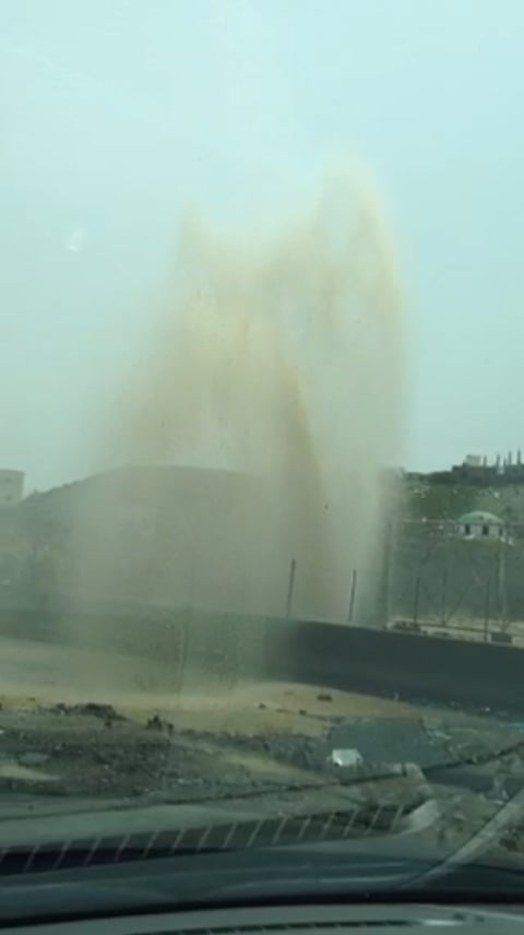 شاهد.. انفجار ماسورة مياه وتناثر الصخور بـ"جموم" مكة المكرمة