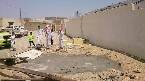 "مدني ينبع النخل" يلزم مالك مدارس بنات بتأمين فتحة صرف خطيرة