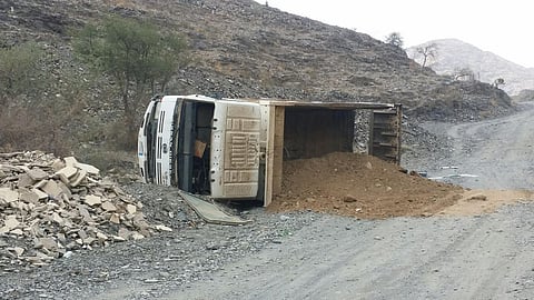 انقلاب معدات ثقيلة بمنحدر جبلي يُنبئ بكارثة بـ"عردة ميسان"