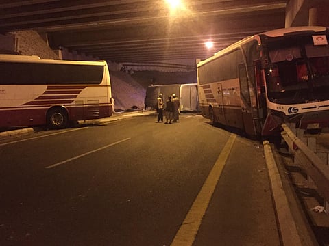 مصرع شخص وإصابة 25 في تصادم 3 حافلات أسفل كوبري الميقات