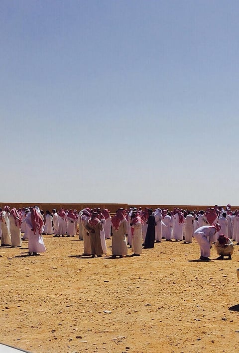 شاهد .. جموعاً غفيرة تودّع ضحيتَي جريمة طريف