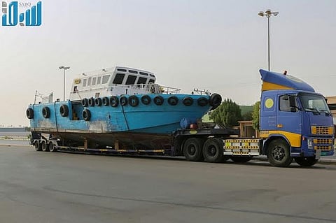 شاهد.. بعد طائرة عسير باخرة محمولة بوادي الدواسر تعرض حياة الأهالي للخطر