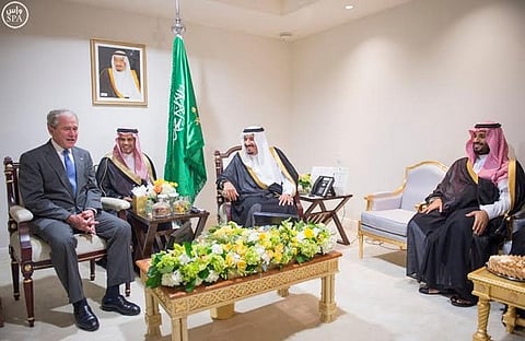 بالصور .. خادم الحرمين يستقبل جورج دبليو بوش