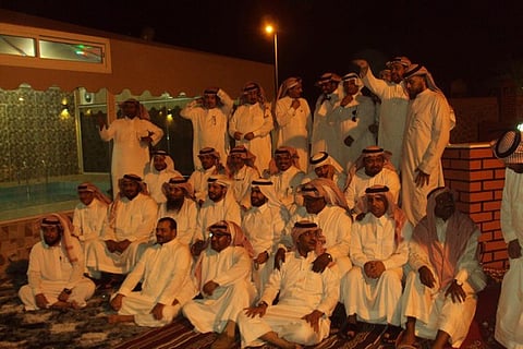 أفراد دورة دفاع مدني جمعتهم مواقع التواصل بعد فراق ٢٦ عاماً