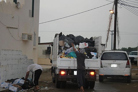 أهالي "جخيرة صبيا" يشترون "قلاباً" لرفع النفايات