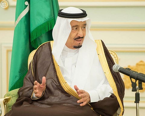 الملك يستقبل قُدامى موظفي "أرامكو" الأمريكيين ويطّلع على صور تاريخية