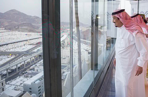 بالصور.. خادم الحرمين يصل منى للإشراف المباشر على راحة الحجاج