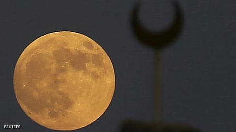 بالصور .. "القمر الدامي العملاق" يغزو السماء