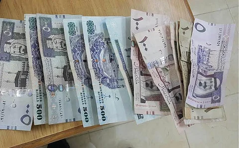 طالب بـ"الأول" الابتدائي يخرج من حقيبته المدرسية 4 آلاف ريال في "بحرة"