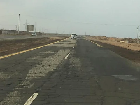 شاهد.. المسافة الأسوأ على طريق الساحل بين "عمق" و"البرك" بعسير