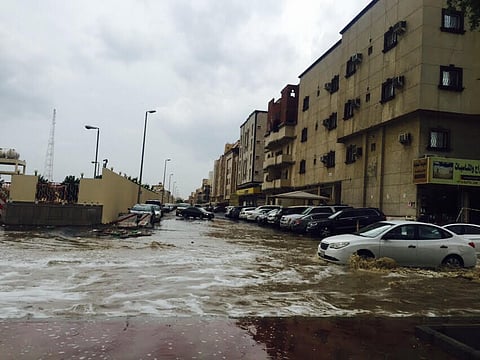 بالصور.. سيول جدة تداهم شوارع النسيم وبني مالك