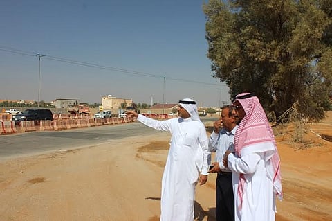 "محافظ عنيزة" يتفقد مشروعات الطرق