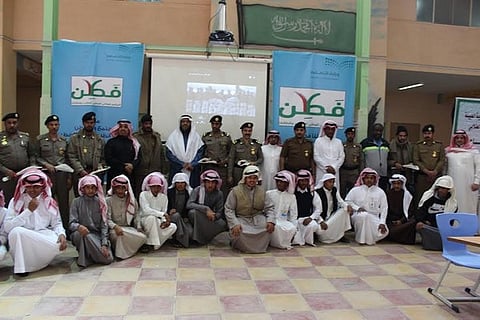 متوسطة وثانوية العيينة تقيم برنامجاً توعوياً لمشروع فطن وتكرم رجال الأمن