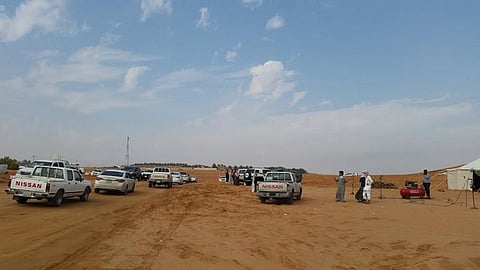 بالصور.. سكان الرياض يتناولون طعام الغداء تحت السحب الماطرة