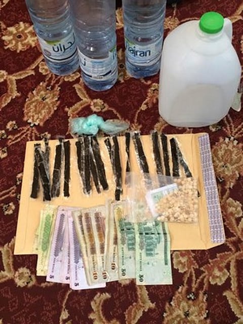 ضبط مروج إفريقي وبحوزته ٢٣٢ حبة كبتاجون و٢١ قطعة حشيش بعسير