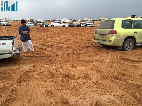 شاهد.. مدني الرياض يستخرج 47 مركبة عالقة في "الثمامة"
