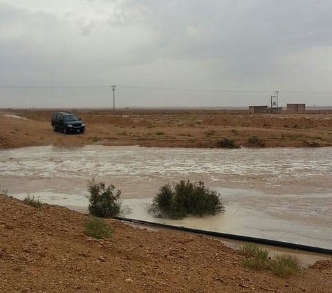 بالصور.. هطول أمطار غزيرة أسالت الأودية بمحافظات شمال الرياض