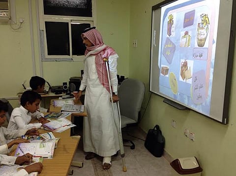 معلم يقطع إجازته المرضية من أجل مصلحة طلابه