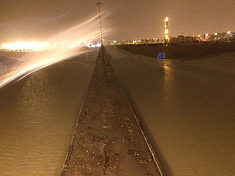 الأمطار تتواصل على القصيم... و"المدني" يُخلي منازل ببريدة