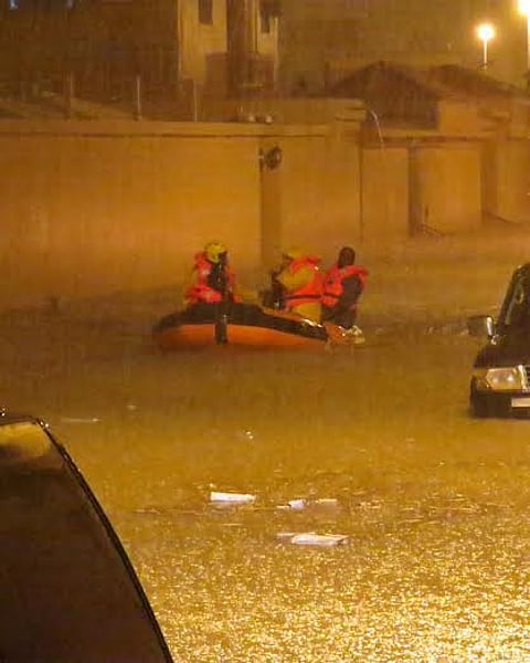 أمطار بريدة .. إجلاء 1000 شخص وإيواء 282 و3 آلاف بلاغ