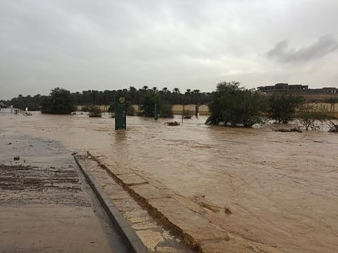 بالصور .. وادي حنيفة يحصل على نصيبه من أمطار "سابغة"