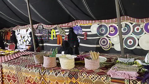 "السدو" و"الخوص" و"الأكلات الشعبية" تبهر زوار ملتقى القوافل بالعلا