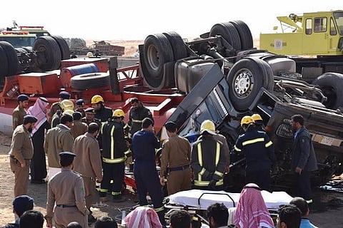 شاهد.. إصابتان حرجتان لوافدين في انقلاب شاحنة بسكاكا