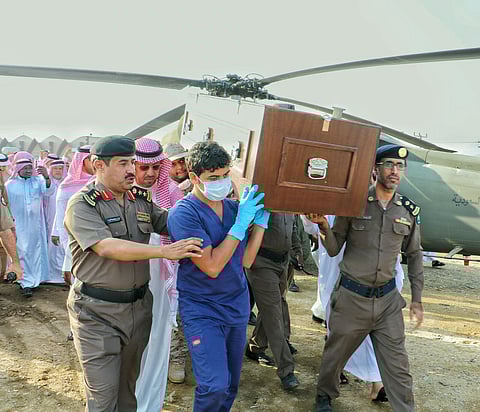 شاهد.. "سبق" توثق لحظة وصول طائرة الشهيد "العمري" للمخواة