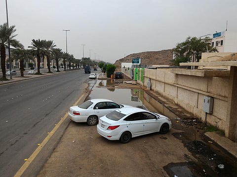 تَسَرّب مياه أمام إحدى مدارس المدينة يهدد حياة الطلاب والمعلمين